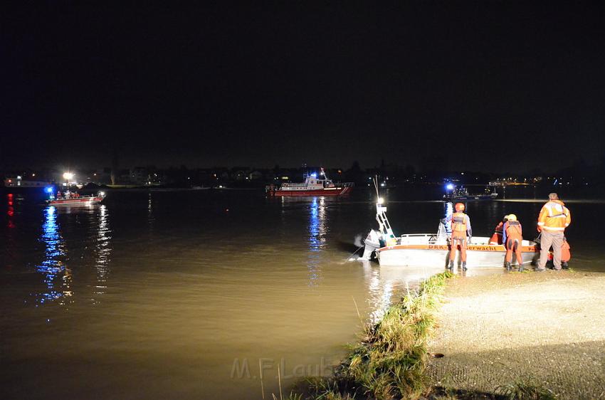 Einsatz BF Koeln PKW im Rhein Mondorf Hersel P092.JPG